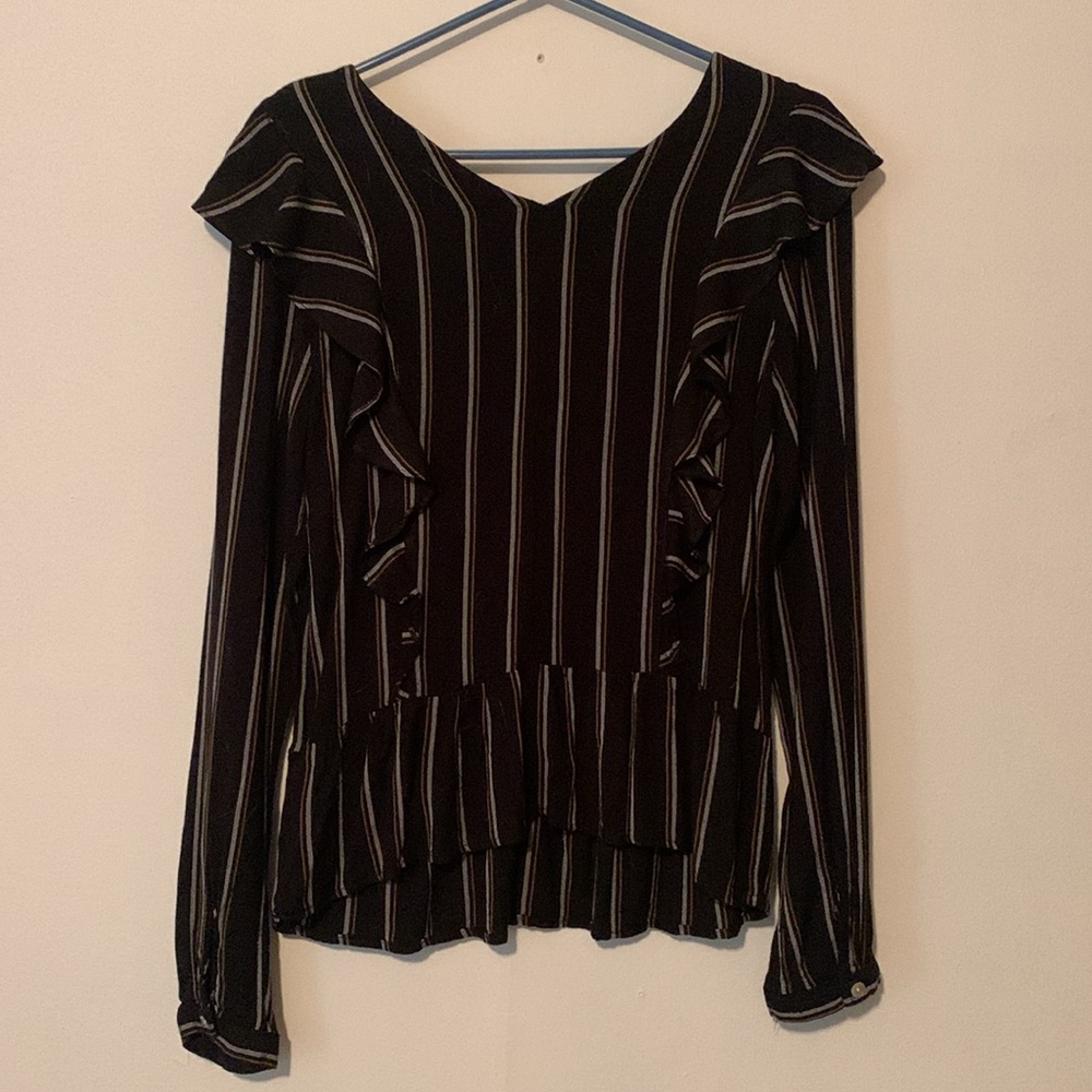 Alison Andrew’s Ruffled Blouse - Picture 2 of 8